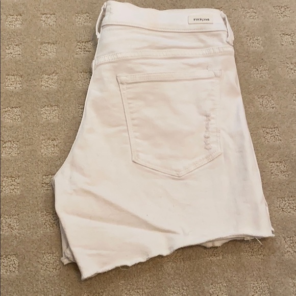 Distressed Boyfriend Short - Picture 9 of 9